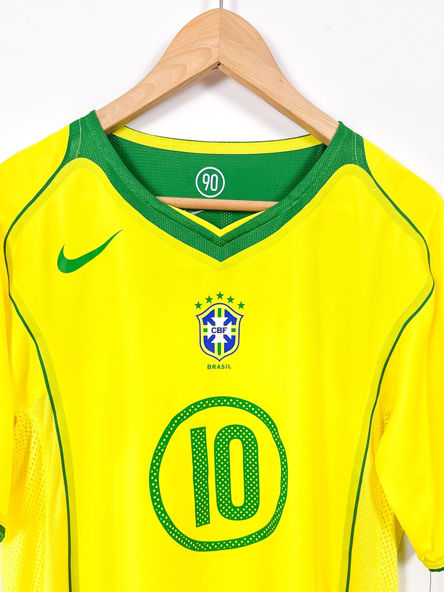 Brazil 2004 Home (L) RONALDINHO #10 – Player Issue