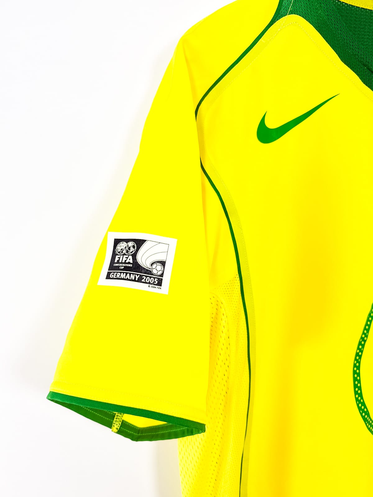 Brazil 2004 Home (L) RONALDINHO #10 – Player Issue