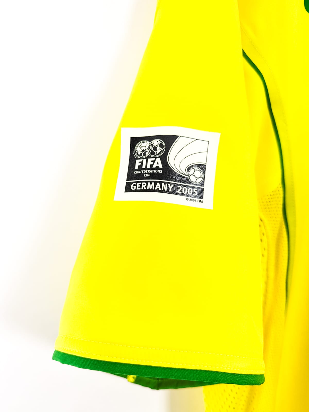 Brazil 2004 Home (L) RONALDINHO #10 – Player Issue