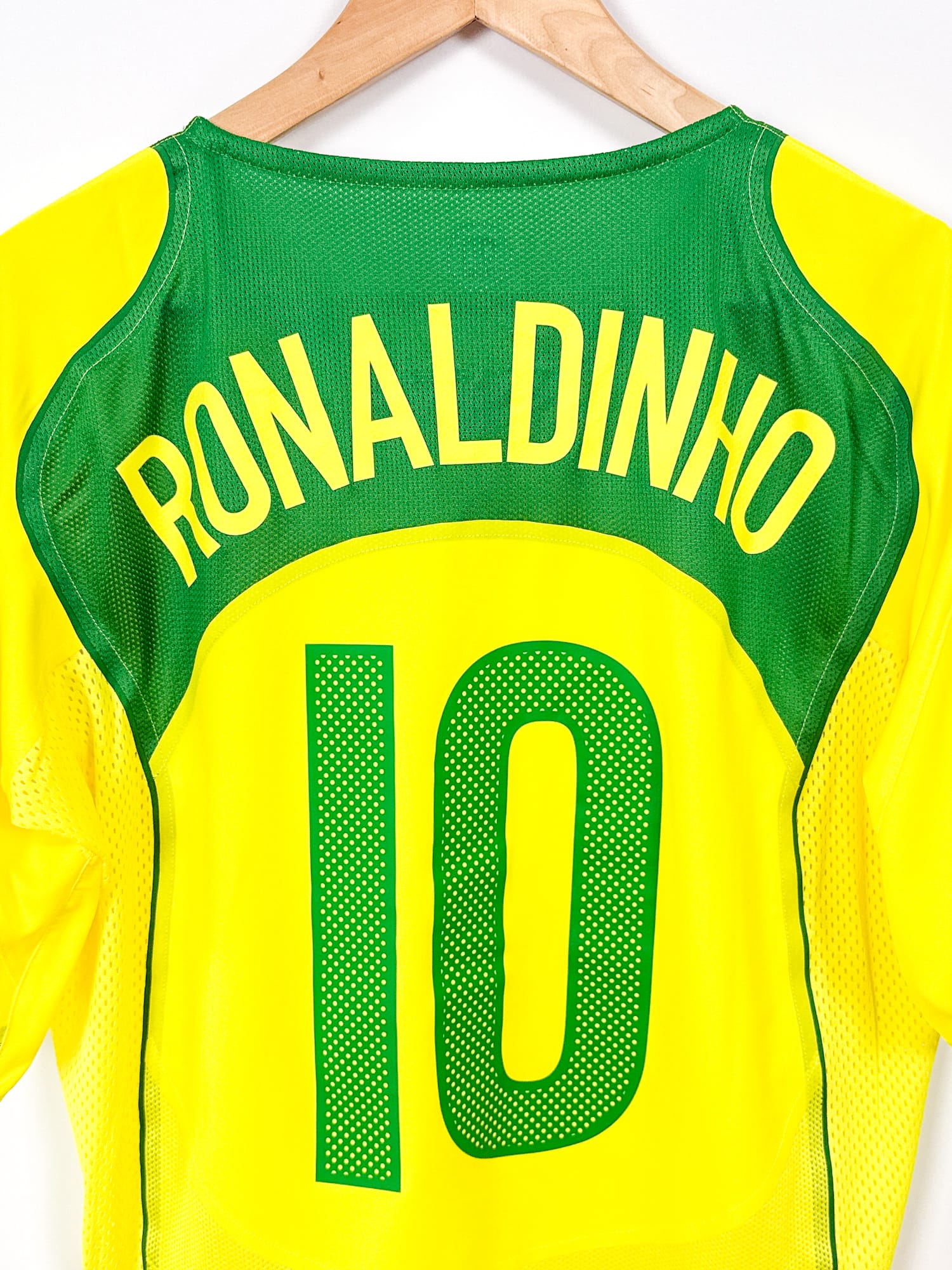Brazil 2004 Home (L) RONALDINHO #10 – Player Issue